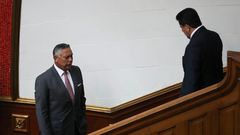 El chavista Pedro Carreno y el opositor Edgar Zambrano se cruzan sin mirarse en la sesi�n del Parlamento