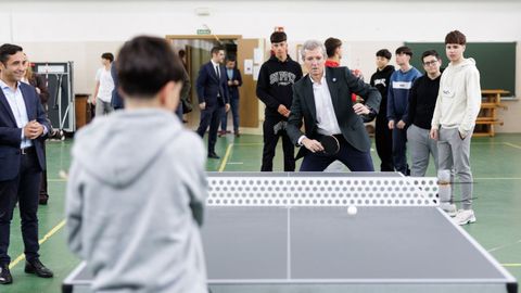 Alfonso Rueda jugando al pimpn en el IES de Canido