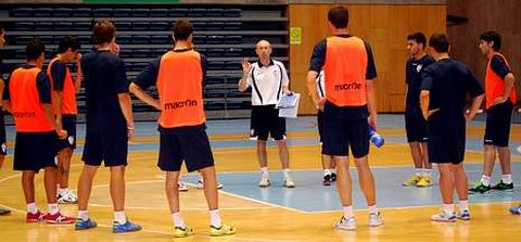 Santi Valladares imparte consignas a sus disc�pulos en un entrenamiento en el Multiusos de Sar.
