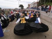 Integrantes del grupo tradicional Aro�a amenizaron la velada, tocando y bailando un animado repertorio de piezas folcl�ricas.