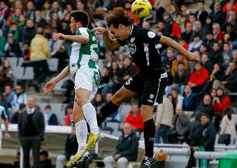 Tena, saltando de cabeza a por un bal�n en su encuentro de debut, ante el C�rdoba.