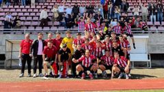 La plantilla del Arteixo, celebrando su triunfo en San L&aacute;zaro.
