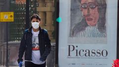 Joven por las calles de Oviedo, una ciudad paraliza por la pandemia de coronavirus.