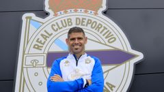 Antonio Hidalgo, ante el escudo del Deportivo