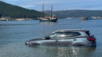 A principios de julio del 2024, la marea se trag� un veh�culo que hab�a sido aparcado en marea baja en un rampa portuaria de Muros.