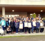 Padres y madres del colegio A Cristina durante el acto. 