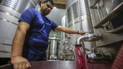 Trasvase de un dep�sito destinado a vino joven en la bodega chantadina V�a Romana