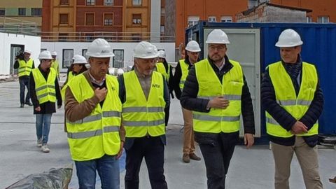 El presidente del Gobierno del Principado de Asturias, Adri�n Barb�n (dcha), visita, acompa�ado del consejero de Ordenaci�n del territorio, Vivienda y Derechos Ciudadanos, Ovidio Zapico, la construcci�n de 250 pisos para j�venes en Peritos (Gij�n).