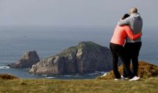 La isla Erbosa conforma un arrecife situado a solo media milla de la costa asturiana del cabo de Pe�as.