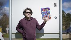 Marco Schettino, en una imagen de archivo mostrando ejemplares de su c�mic Pon