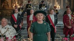 Imelda Staunton, como Isabel II en The Crown