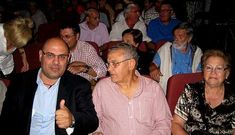 Mondelo (a la izquierda) con sus padres antes del inicio del preg�n de las Festas do Cristo.