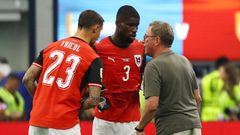 Rangnick (derecha), da instrucciones a dos jugadores.