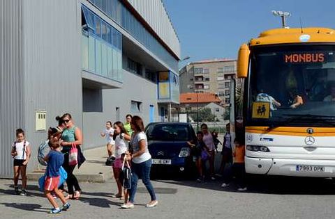 <span lang= es-es >De O Grove a Cambados para poder nadar</span>. Medio centenar de ni�os de O Grove usan el autob�s fletado por el Concello para que puedan asistir a las clases de nataci�n en la piscina de Cambados. La oferta municipal es tan exitosa que las AMPA han sacado la piscina de su oferta de extaescolares. 