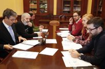 Los representantes del PSOE, a la izquierda, y los de la Marea, a la derecha, en la reuni�n. 