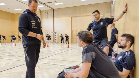 Edu Agulló, sentado, junto a parte del staff técnico del TVB 1898 Stuttgart durante la pretemporada