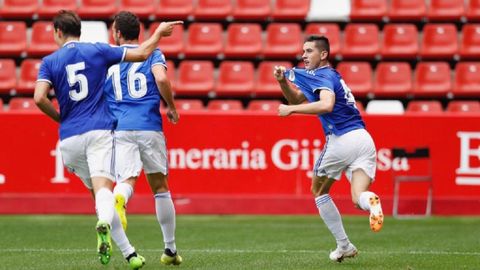 Javi Hernndez celebra su gol al Sporting B