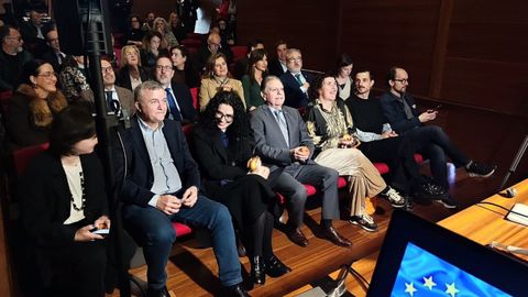 El alcalde de Oviedo, Alfredo Canteli, concejales de la coporaci�n y equipo de la Capitalidad Europea de la Cultura mientras conoc�an el fallo en el Museo Arqueol�gico de Asturias