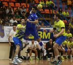 Lanzamiento de David Chapela durante el partido de ayer en el pabell�n de Artaleku. 