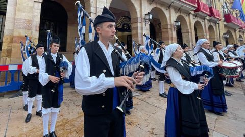 La Real Banda de Gaitas Ciudad de Oviedo interpret el himno de Asturias.