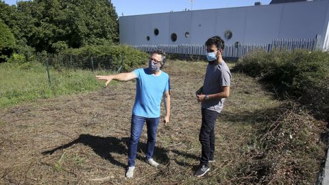 El presidente de la AVV de Canido y el representante de la asociación Xeración, en la finca en la que se habilitarán los huertos