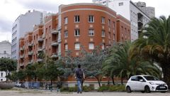 maestros.El edificio rojo: una de las agrupaciones que investiga es esta, cerca del Palacio de la �pera, en la calle Uruguay. Otra es un inmueble en la calle Nicaragua, de los arquitectos Ricardo Teruel Harn�iz y Jose Enrique Sobrini Colomer, mientras otro de los bloques est� en la plaza del Tebeo, una obra de Julio Terr�n Vi�uela y Jose Miyar Caridad.