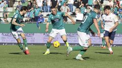 Sabin Merino, con el bal�n, fue el autor del �nico tanto del Racing