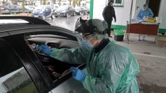 Toma de muestras para la realizaci�n de pruebas diagn�sticas de covid-19 en el aparcamiento del hospital de Monforte
