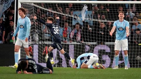Jugadores de Celta, lament&aacute;ndose tras uno de los goles del Real Madrid del viernes.