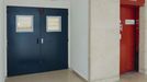 En obras. Los operarios trabajan estos das en la puesta a punto de la planta cuarta del Hospital Cristal, donde se ubicarn las habitaciones de hospitalizacin  de Pediatra. Se ha pintado la puerta de acceso y se mantienen tapados los cristales.