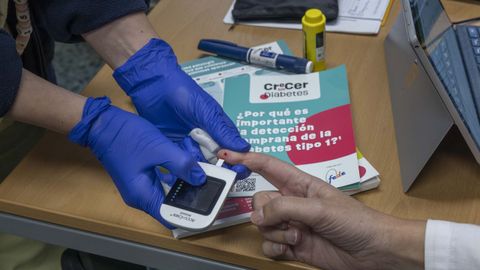 La prueba del pinchazo en el dedo (glucemia capilar) es un m�todo r�pido para medir el nivel de az�car en sangre usando un gluc�metro y una lanceta.