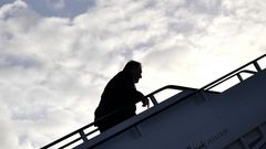 Mike Pompeo subiendo al avi�n con destino a Bruselas