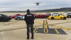 Un piloto de Porri�o Producciones ensaya con uno de los cuatro drones de su flota