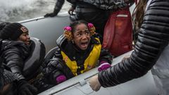 Una ni�a llora asustada al llegar a la costa de Lesbos desde Turquia