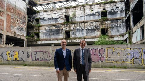 David Regades y Abel Caballero ante la nave de Fribesa en Beiramar