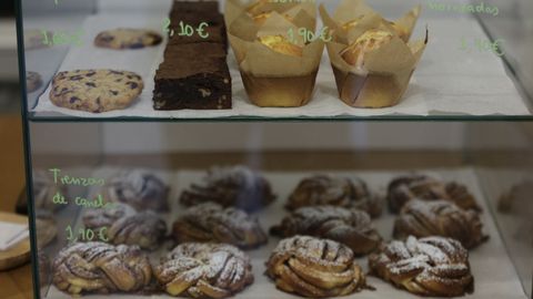 Todos los das preparan dulces caseros en un pequeo horno que tienen en el local