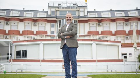 Francisco Gonz�lez, director del Hotel Spa Nan�n Playa, delante del establecimiento en Sanxenxo