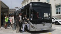 Pasajeros subiendo a un bus metropolitano en A Coru�a.