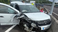 Estado en el que qued� el turismo accidentado en la AG-53 en el que viajaban cinco integrantes de la Orquestra Sons de Agui�o de Ribeira