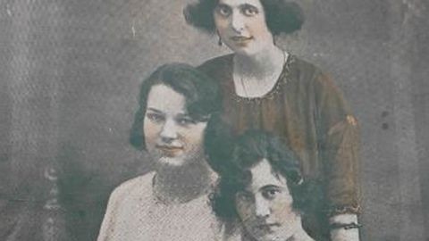 Portada de Eco de Galicia de 1921: en la imagen, Clenita L. Villar, cubana; Candita Soto, gallega; Carmen Lpez, argentina.