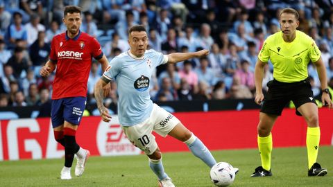 Iago Aspas, conduciendo el bal�n junto a Kike Barja (izquierda) y al �rbitro.