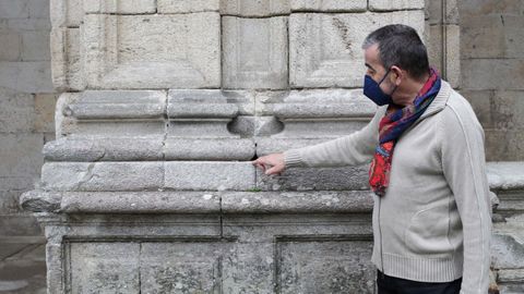 Entre las trazas de montea que se observan en las paredes estn las marcas que daran vida a las molduras de las bases de los pilares del claustro