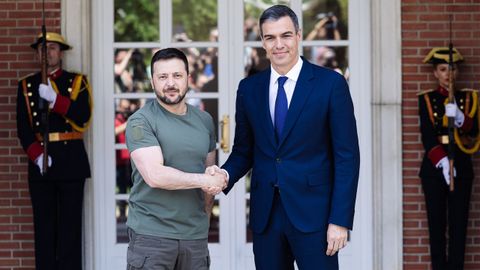 Volodmir Zelenski y Pedro Snchez frente a La Moncloa.