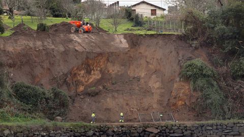Una mujer result� herida en el paseo de Bouzas al caerle un talud