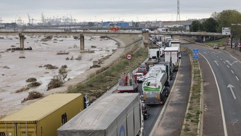 Tráfico en la V-30 a su paso por La Torre, Valencia