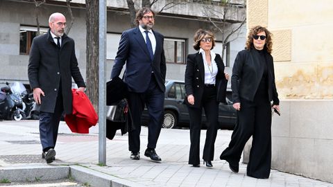 Sonsoles �nega, su pareja, Juan Montes, y Cristina �nega junto a su marido llegan a la capilla ardiente situada en la Casa de Galicia de Madrid