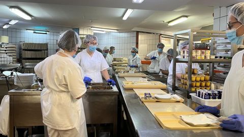 Parte del equipo de cocina del Hospital Montecelo, en Pontevedra, durante un servicio