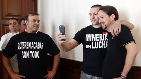 Uno de los representantes de Minera Astur-Leonesa se hace un 'selfie' con Iglesias