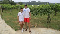 Will Perdue y sus 2,13 metros de altura se dejaron ver estos d�as por Casa Beatnik, dirigida por Juan Carlos Alonso (en la imagen, a la derecha de la estrella de la NBA). El exjugador, hoy analista deportivo, disfrut� del reconfortante retiro el que ofrece el nuevo hotel de destino creado por el grupo Bonhomme en el antiguo pazo de Galegos.