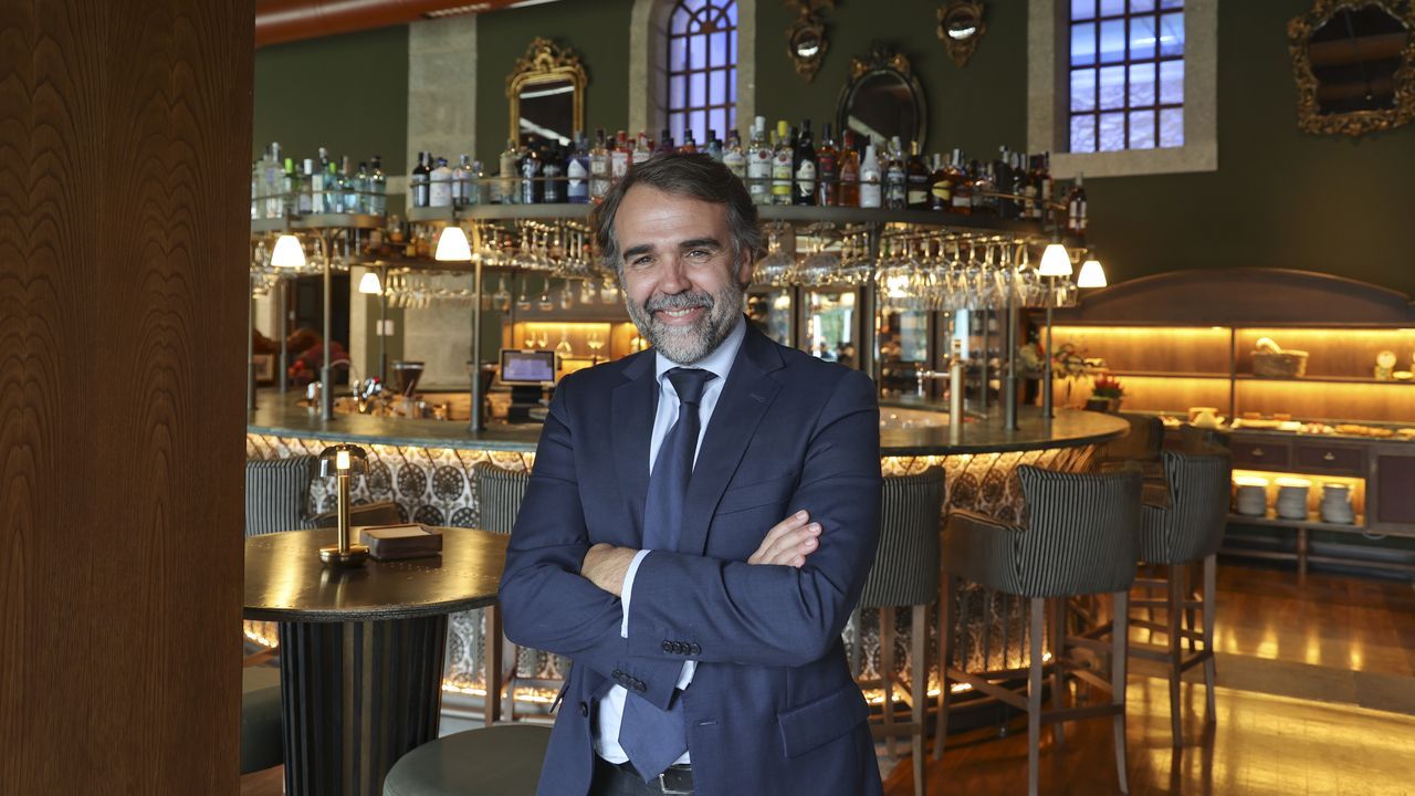 Pablo Guitián, director del hotel Palacio del Carmen: «El problema de Santiago es con los visitantes, en cuatro meses y cuatro calles»